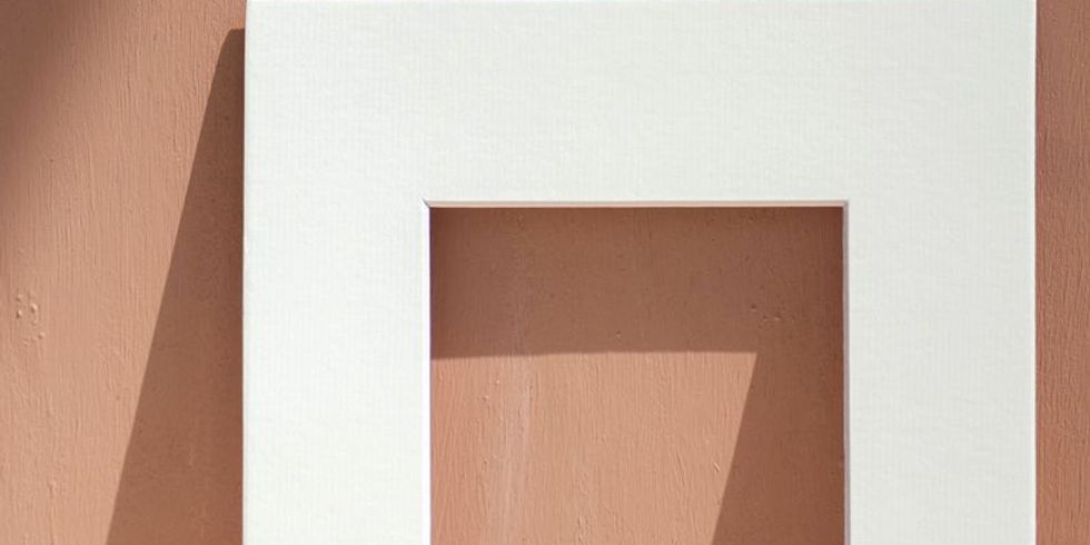 Das Bild zeigt ein Passepartout vor einer farbigen Wand.