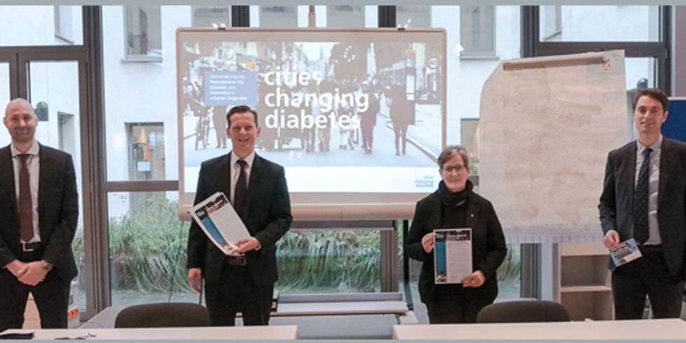 Bei der Unteruzeichnung der Kooperationsvereinbarung v.l.n.r. Alexander Stumm, Tobias Gemmel (Novo Nordisk Deutschland), Dagmar Pohle Bezirksbürgermeisterin, Hans Peter Kay (Botschaftsrat der dänischen Botschaft in Berlin)