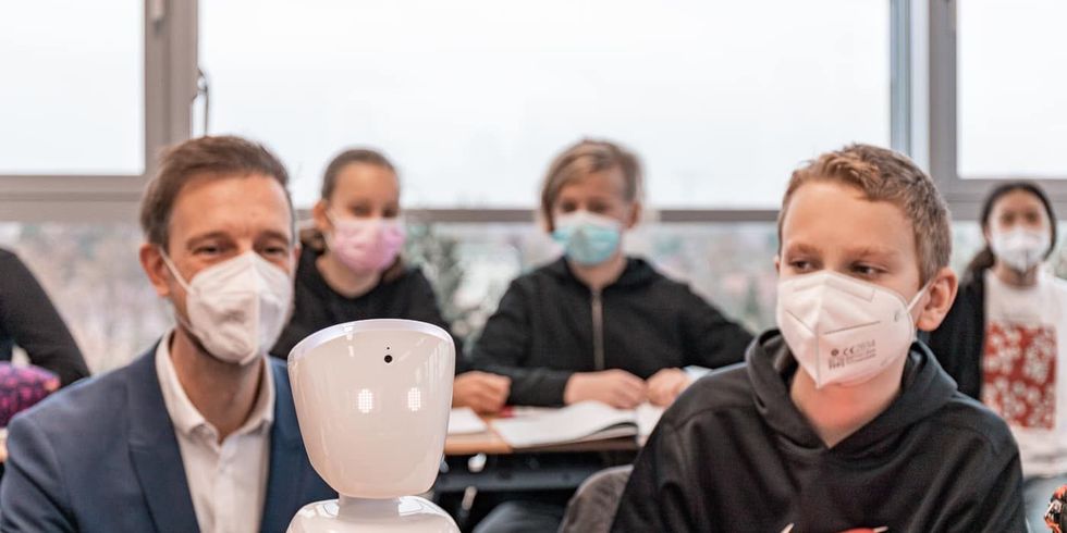 Bezirksbürgemeister Gordon Lemm mit Schüler und dem Avatar