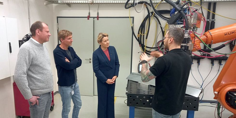 Bezirkstour - Wirtschaftssenatorin Franziska Giffey im 'Labor' von Scansonic im Gespräch