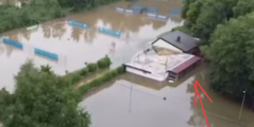 Die Sportanlage unter Wasser nach dem Unwetter