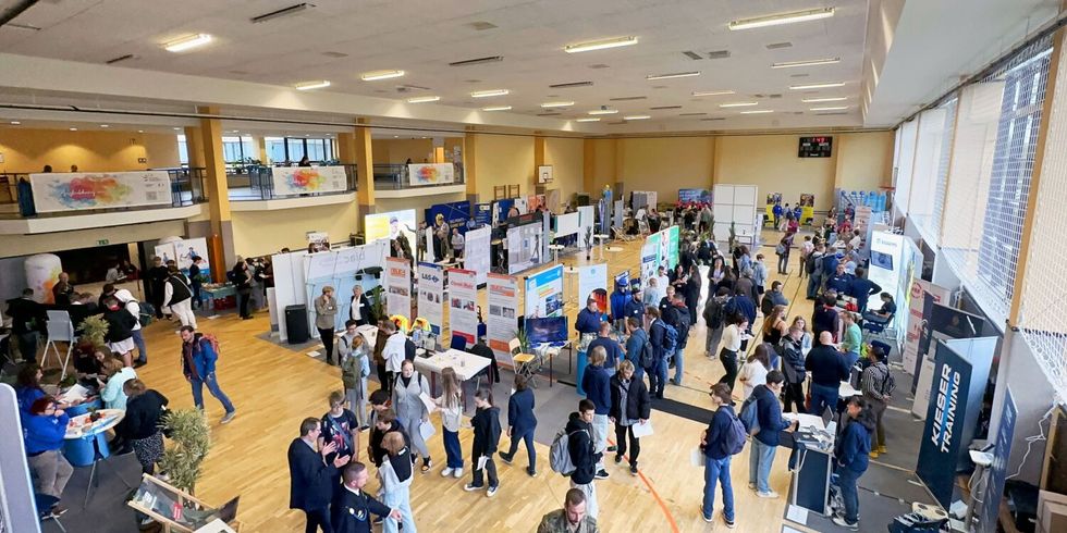 Blick in die Frauensporthalle des FFM während der Jobmesse 2023 quer