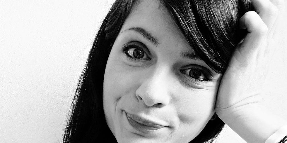 Das Bild zeigt ein Porträt der Autorin Anja Baumheier in schwarzweiß