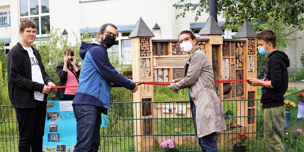 Einweihung des Insektenhotels an der Grundschule am Pappelhof - Durchtrennen des Roten Bandes