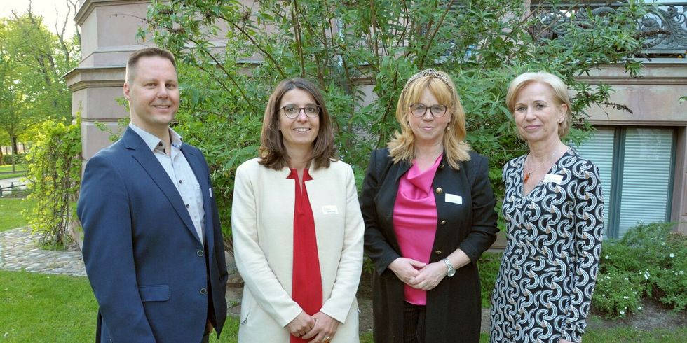 v.l.n.r: Bezirksstadtratskandidat Stefan Bley, Bezirksbürgermeisterin Nadja Zivkovic, Bezirksstadträtin Juliane Witt, zukünftige Bezirksstadträtin Heike Wessoly (abwesend Bezirksstadtrat Gordon Lemm)