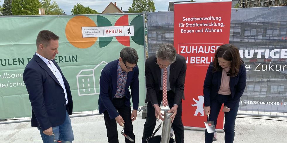 Grundsteinlegung ISS Landsberger Straße Bisamstraße in Mahlsdorf - Senator Christian Gaebler versenkt die Zeitkapsel
