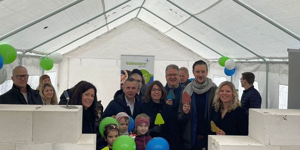 Grundsteinlegung Kita Teterower Ring - Senatorin Katharina Günther-Wünsch, Alexander J. Herrmann (MdA), Joahnes Martiinn (BVV), Bezirksbürgermeisterin Nadja Zivkovic, Stefan Suck (Vorsteher BVV), Bezirksstadtrat Gordon Lemm und Stephanie Müller