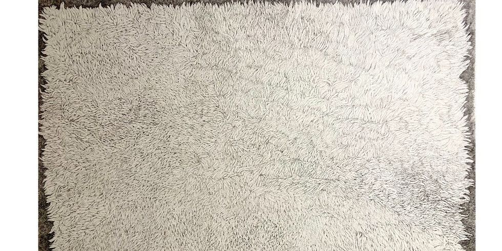 Die Handzeichnung von Lilla von Puttkamer in schwarz-Weiss zeigt fotorealistisch einen weißen Badvorleger oder Teppich aus zahlreichen weißen Schnüren