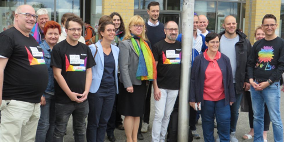 Bezirksbürgermeisterin Dagmar Pohle, Mitglieder des Bezirksamts und engagierte Vertreterinnen und Vertreter aus dem Bezirk vor dem Rathaus Marzahn-Hellersdorf