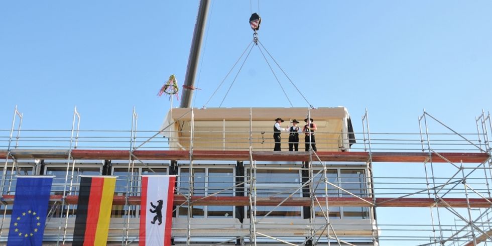 Richtfest der ISS Mahlsdorf - Richtkranz und Richtspruch quer
