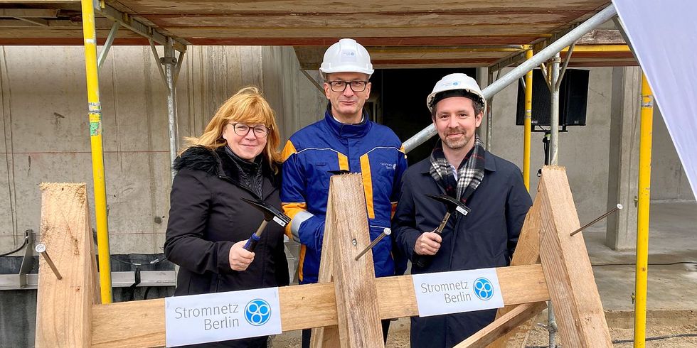Richtfest Umspannwerk Poelchaustraße - Bezirksstadträtin Juliane Witt, Stromnetz-Berlin-Geschäftsführer Dr. Erik Landeck und Staatssekretär Dr. Severin Fischer schlagen die symbolischen Nägel ein.