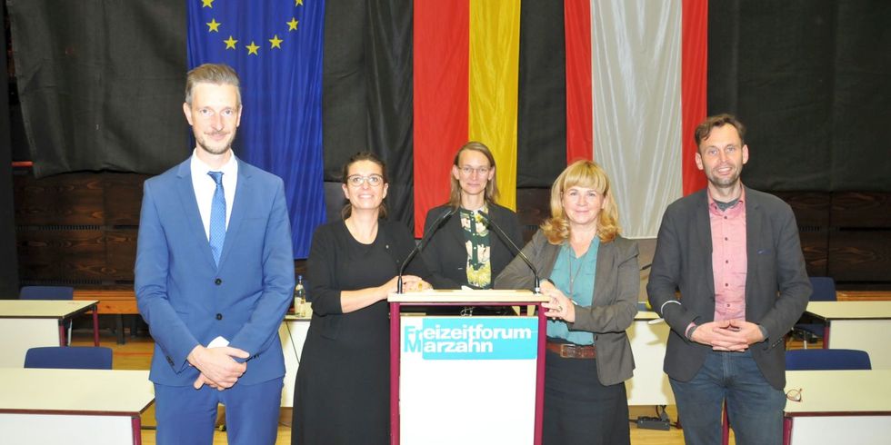 Sitzung der BVV am 4. November 2021 - Die gewählten Mitgleider des zukünftigen Bezirksamts (v.l.n.r) Gordon Lemm, Nadja Zivkovic, Nicole Bienge, Juliane Witt und Thorsten Kühne