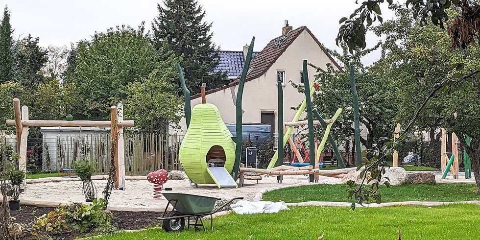 Spielplatz Marzahner Chaussee - Die letzten Pflanzen werden gesetzt.