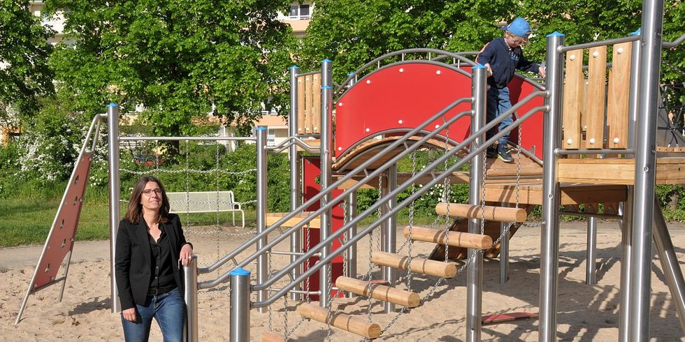 Wiedereröffnung Spielplatz Zerbster Straße - Bezirksbürgermeisterin Nadja Zivkovic gibt das neue Spielgerät frei