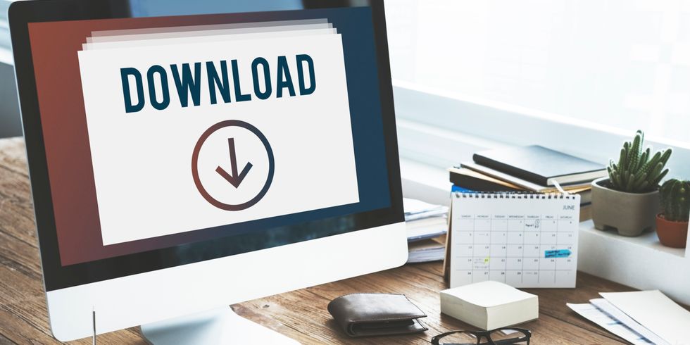 Schreibtisch mit Monitor auf dem Download steht