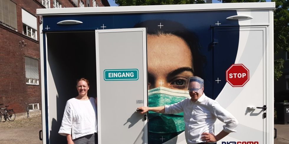 Sandra Kochs, die stellvertretende Pandemiebeauftragte im Bezirksamt Mitte, und Bezirksstadtrat Ephraim Gothe.