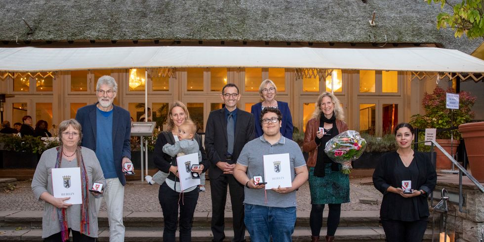 Gruppenbild von der Verleihung der Bezirksverdienstmedaille 2020 am 23. September 2021