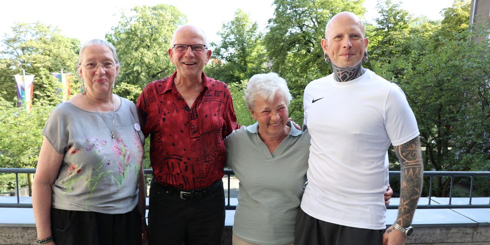 Angelika Krüger, Hans-Georg Rennert, Renate Gebler und Tobias Wolf wurden mit der Bezirksverdienstmedaille ausgezeichnet.