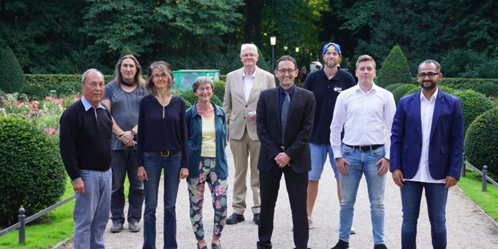 Die Ausgezeichneten und ihre Laudatoren: Volker Hobrack, BVV-Vorsteher Frank Bertermann, Maren Dorner, Sibylle Haas, Wieland Giebel, Bezirksbürgermeister Stephan von Dassel, Andreas Riebold, Lukas Keul und Yousef Ayoub (v.l.).