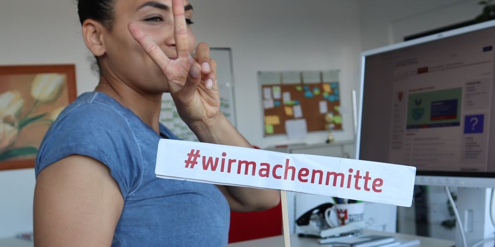 Mitarbeiterin am Arbeitsplatz