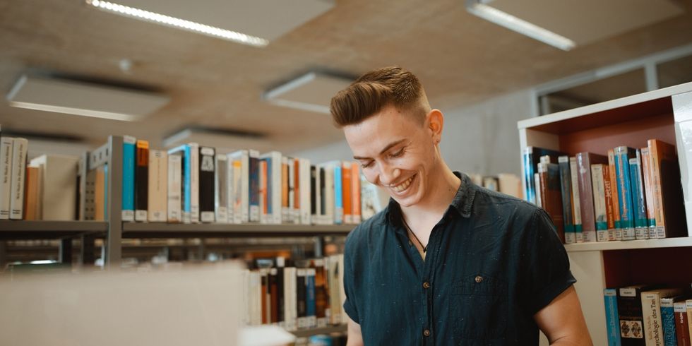 Auszubildender in einer Bibliothek