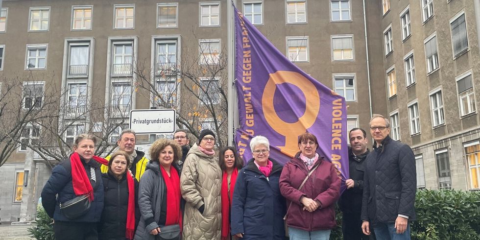 Das Bezirksamt hisst gemeinsam die Fahne gegen Gewalt gegen Frauen vor dem Rathaus Tiergarten.