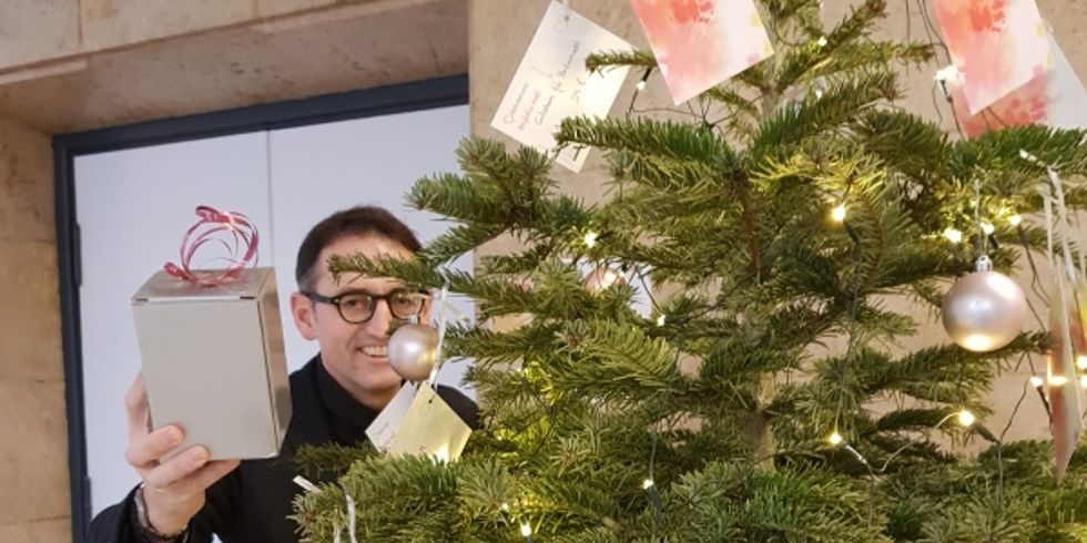 Bezirksbürgermeister Stephan von Dassel mit einem Geschenk zu Weihnachten