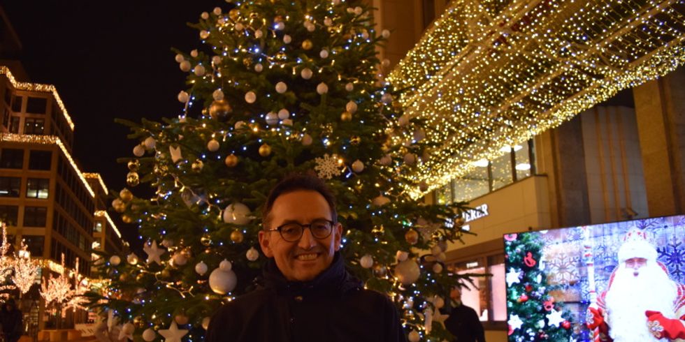 Stephan von Dassel lächelnd auf der weihnachtlichen Friedrichstraße