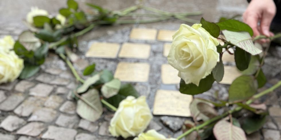 Stolpersteine in der Hobrechtstraße 57 - Stilles Gedenken anlässlich des 80. Jahrestages der Befreiiung des Konzentrationslagers Auschwitz