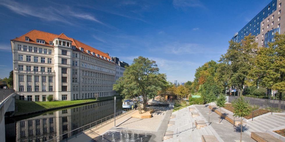 Treppenanlage an der Sonnenallee zwischen dem Estrel-Hotel und dem Neuköllner Schifffahrtskanal