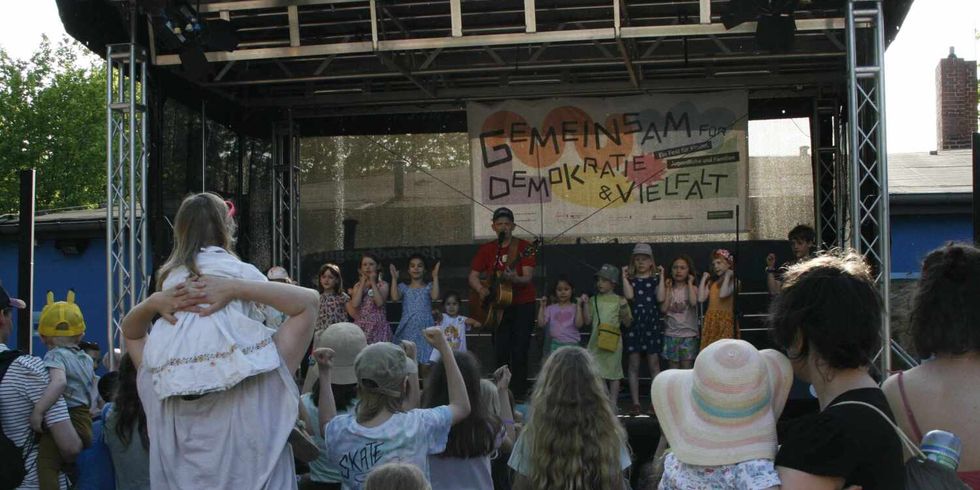 Das Neuköllner Maifest "Gemeinsam für Demokratie und Vielfalt" mit tollem Bühnenprogramm