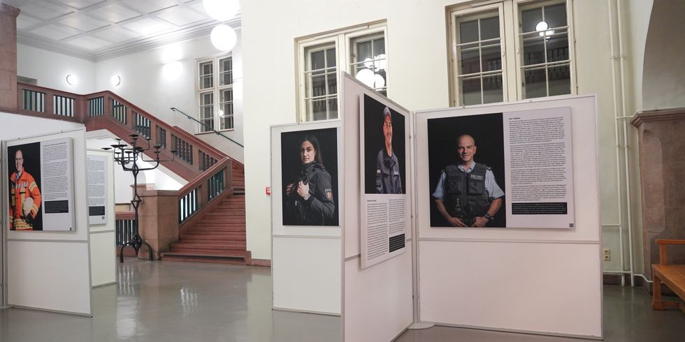 Ausstellung "Der Mensch dahinter" im Rathaus