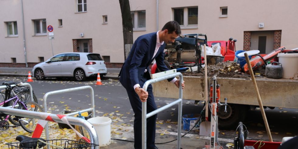 Neuköllner Bezirksbürgermeister setzt persönlich den 1000en Fahhradbügel ein