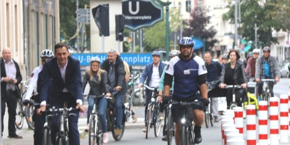 Gemeinsames in die Pedale treten von Bezirsbürgermeister und den anwesenden Akteuren und Gästen