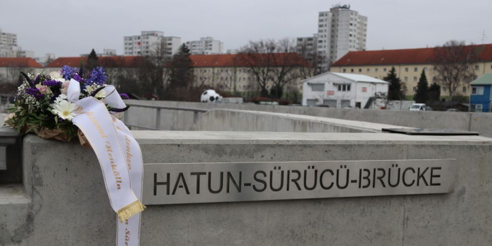 Mit einem gedenkkranz auf derv Neuköllner Hatun-Sürücü-Brücke erinnert der Bezirk an den