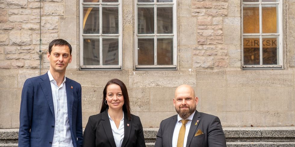 Bezirksstadträtin Janine Wolter mit Martin Hikel und Karsten Schulze