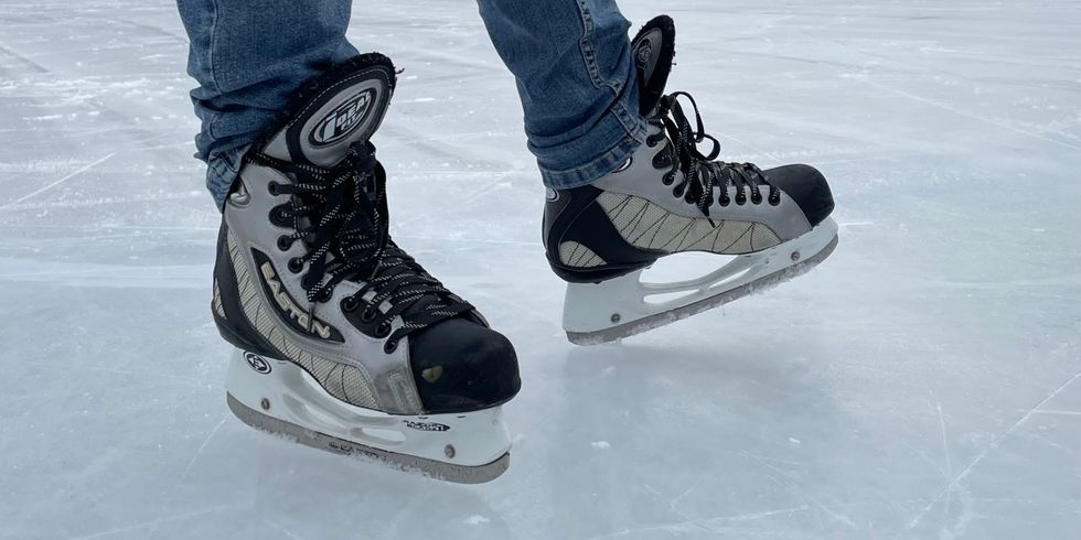 Schlittschuhe auf Eisfläche