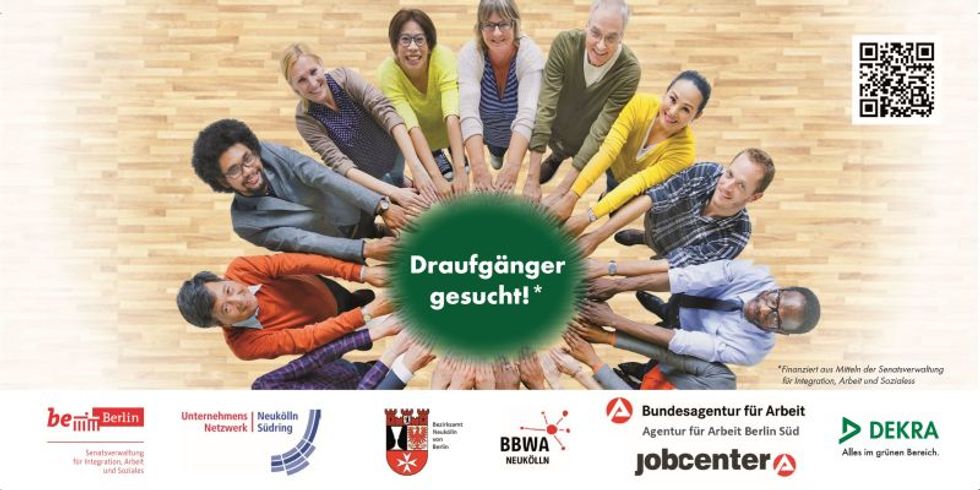 Im Kreis stehende Menschen von oben betrachtet, deren Hände waagerecht ausgestreckt sich berührend einen Kreis bilden.