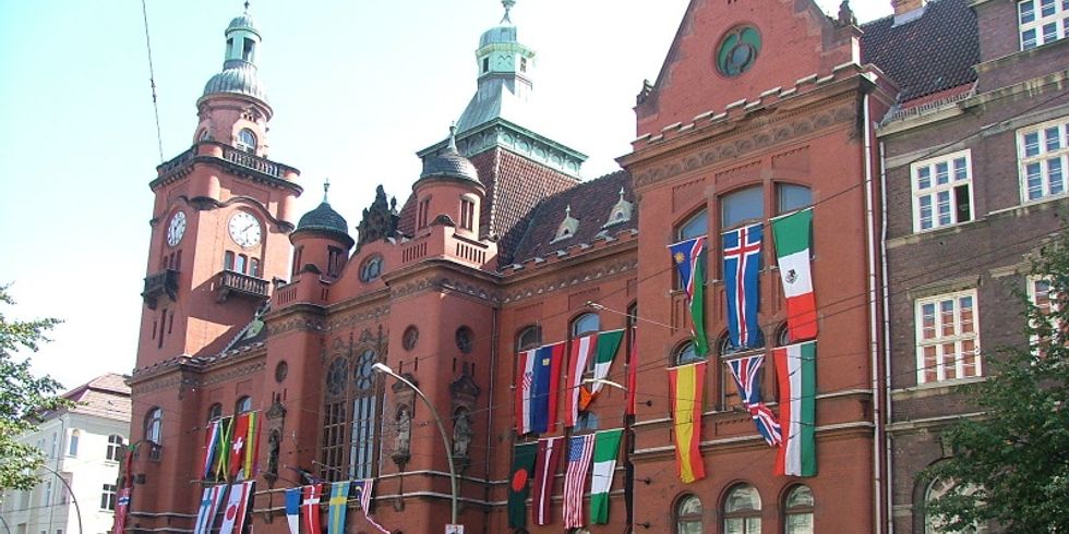 Rathaus mit Flaggen