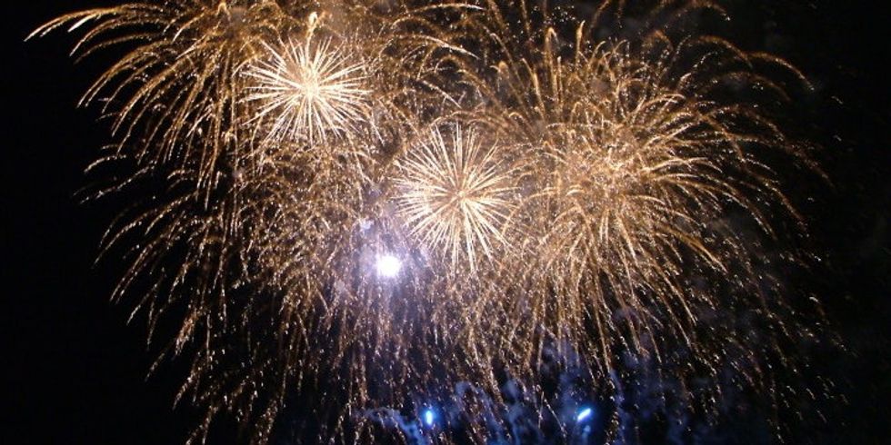 Das Bild zeigt ein Feuerwerk am Nachthimmel