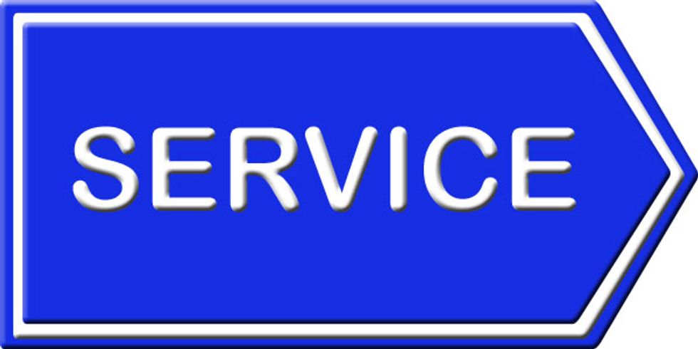 Blaues Schild Pfeilform nach rechts mit dem Text Service