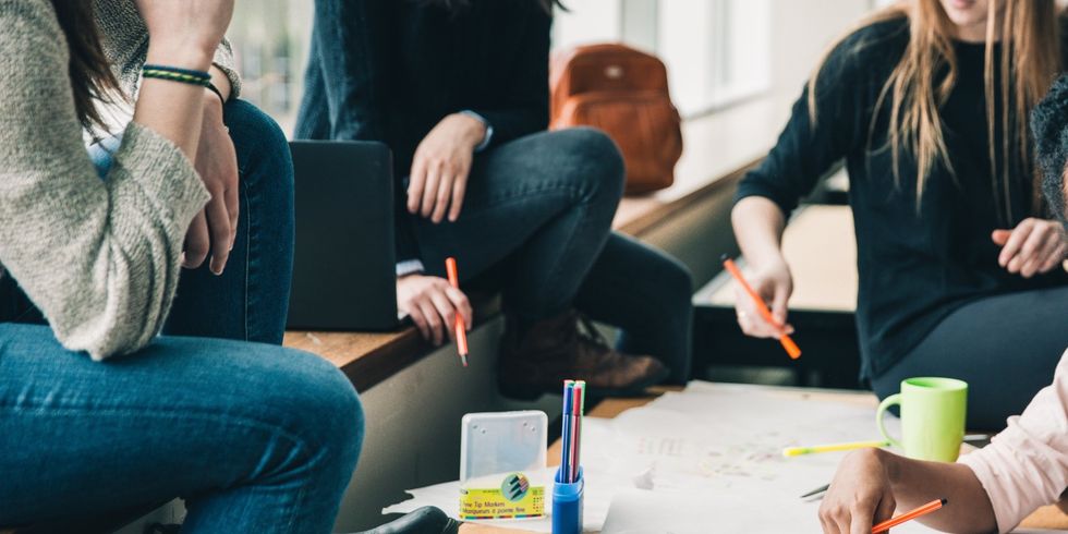 Frauengruppe beim Arbeiten
