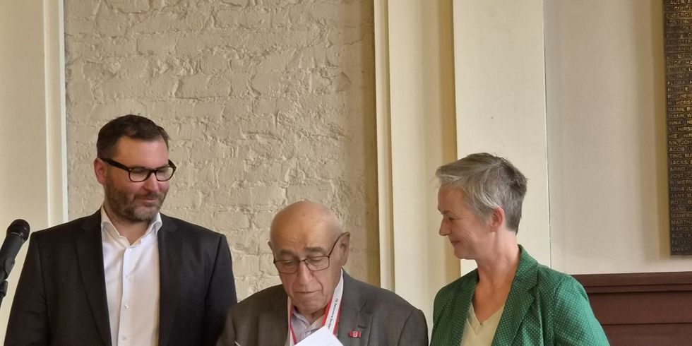 Preisträger mit Vorsteher Dr. Jütting und Bezirksbürgermeisterin Dr. Koch