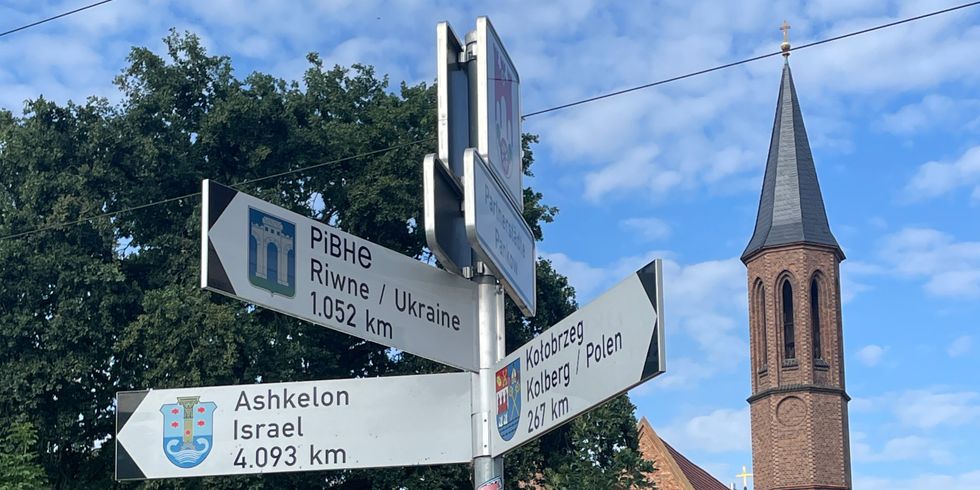 Wegweiser in die Richtungen der Partnerstädte