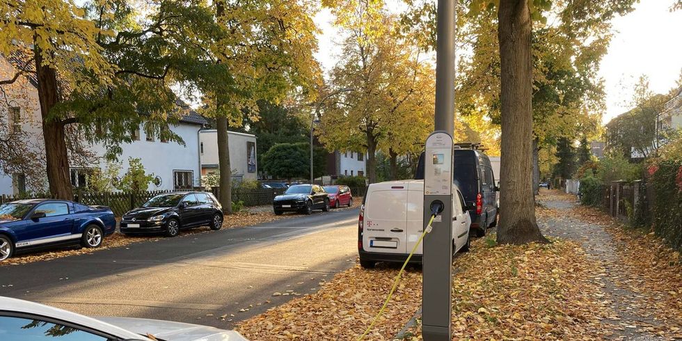 An vielen Standorten im Bezirk ist das laden an Laternen bereits möglich - damit werden vorhandene Strukturen genutzt und die Versorgung erfolgt ausschließlich mit Strom aus erneuerbaren Energien.
