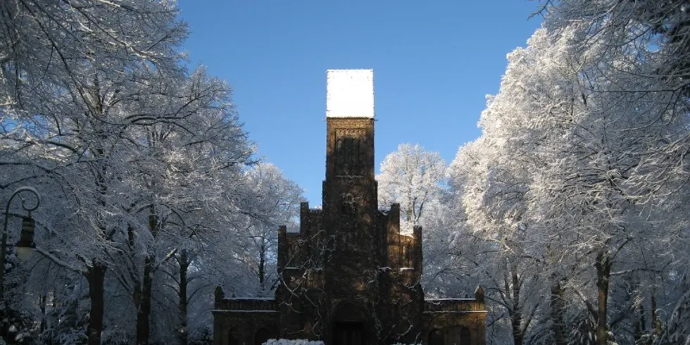 Feierhalle Ansicht im Winter Friedhof in den Kisseln