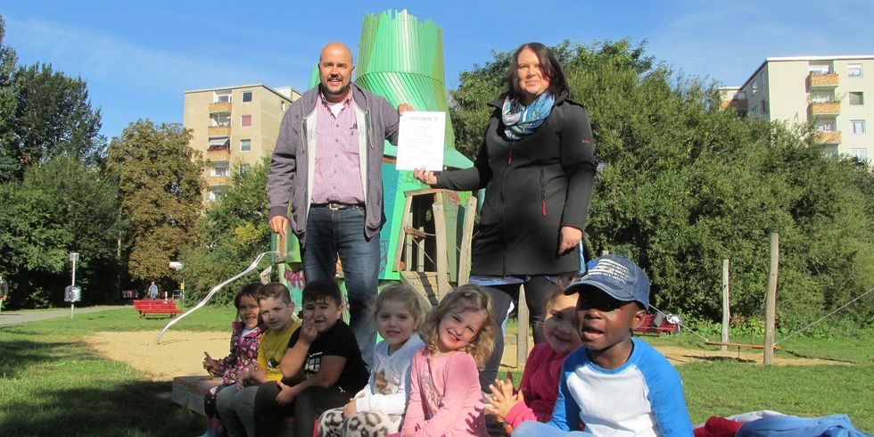 Urkunde Spielplatzpatenschaft überreicht