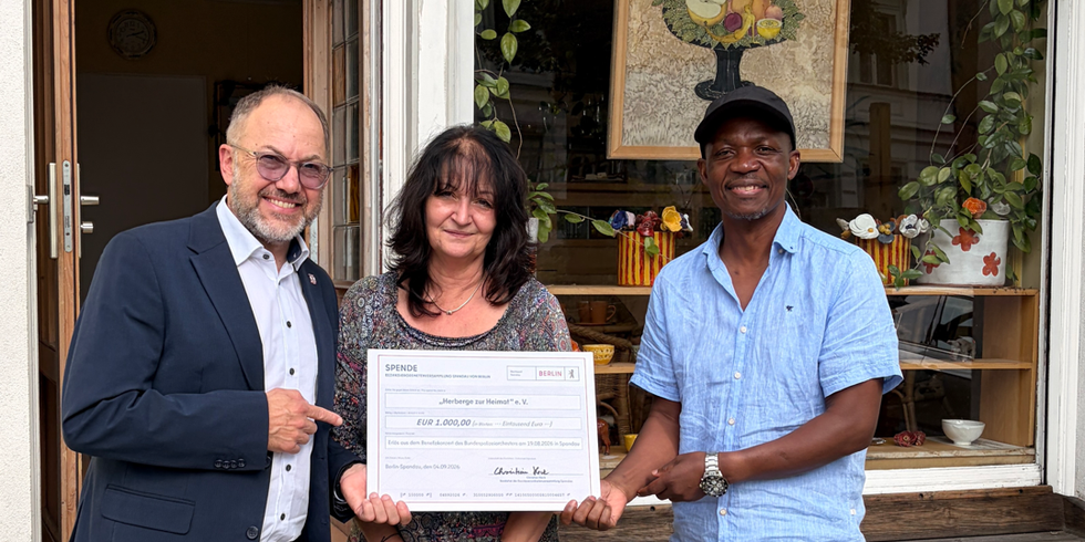 Vorsteher Christian Heck mit Claudia Biberger und Moses Bwalya von der „Herberge zur Heimat“
