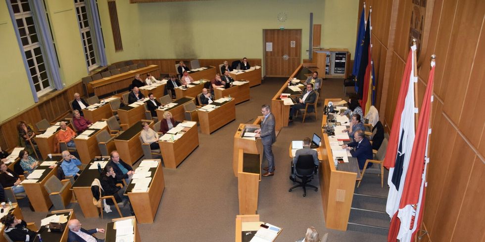 Bezirksverordnete während einer Sitzung