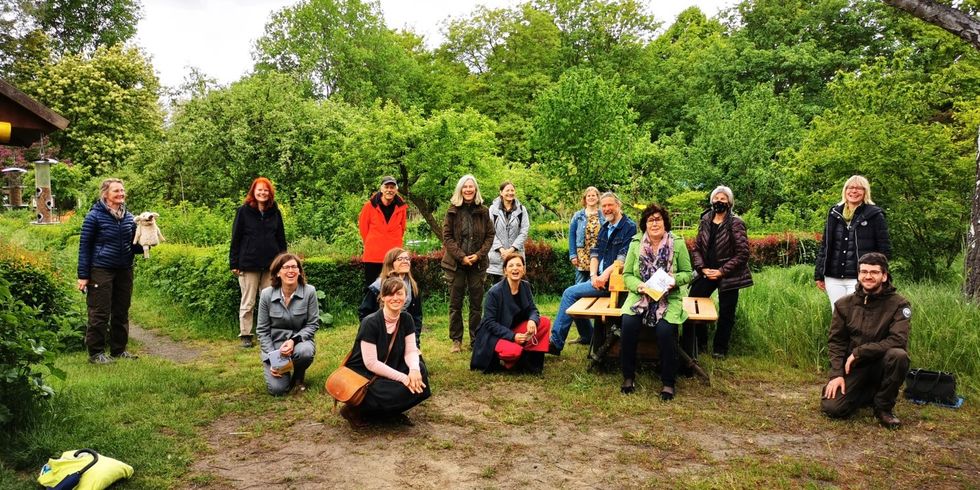 Mitglieder des Beirats der Koordinierungsstelle Natur-, Umwelt- und Nachhaltigkeitsbildung und Bezirksstadträtin Maren Schellenberg